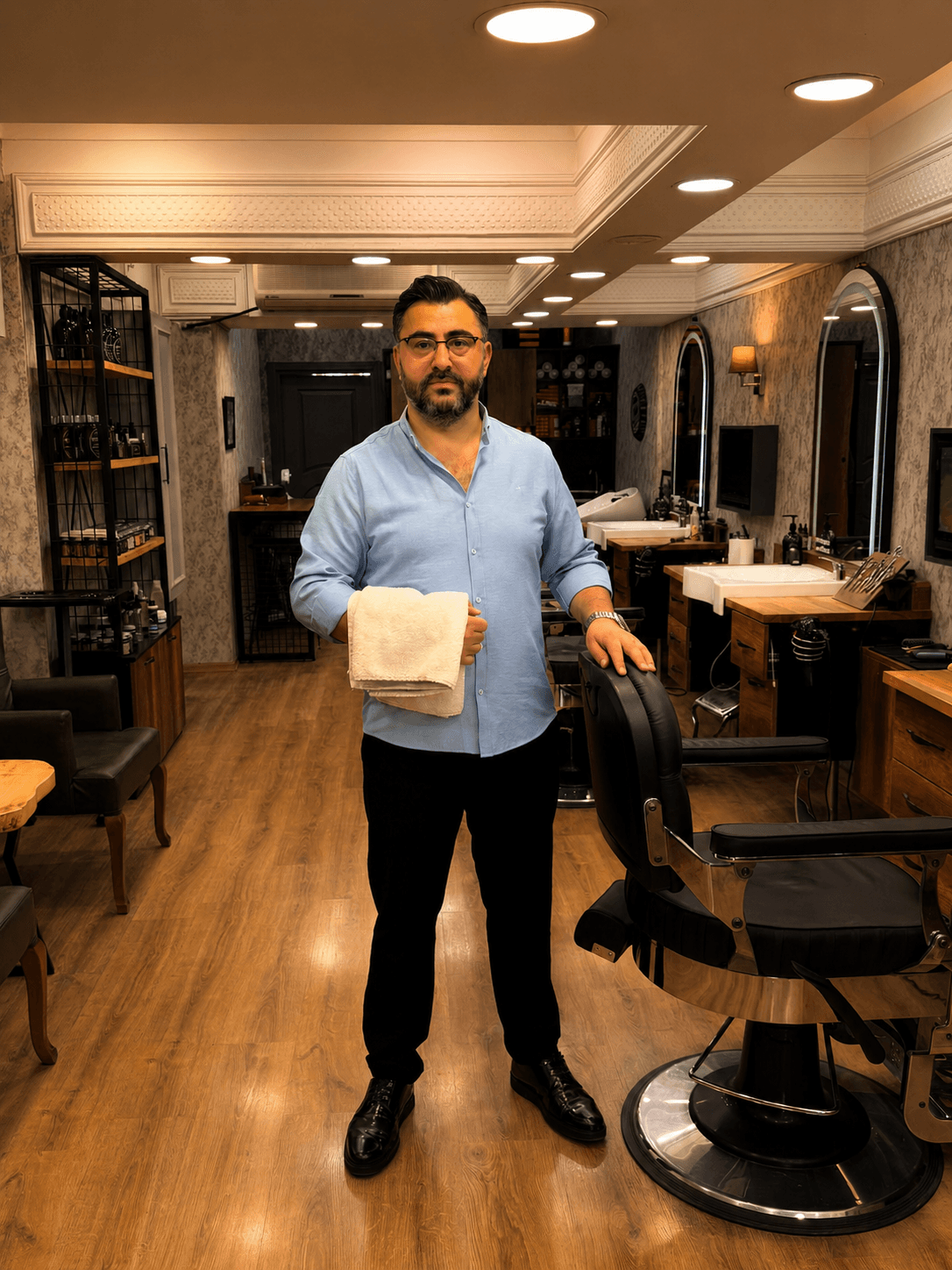 Nuri Özbek, Salon 135